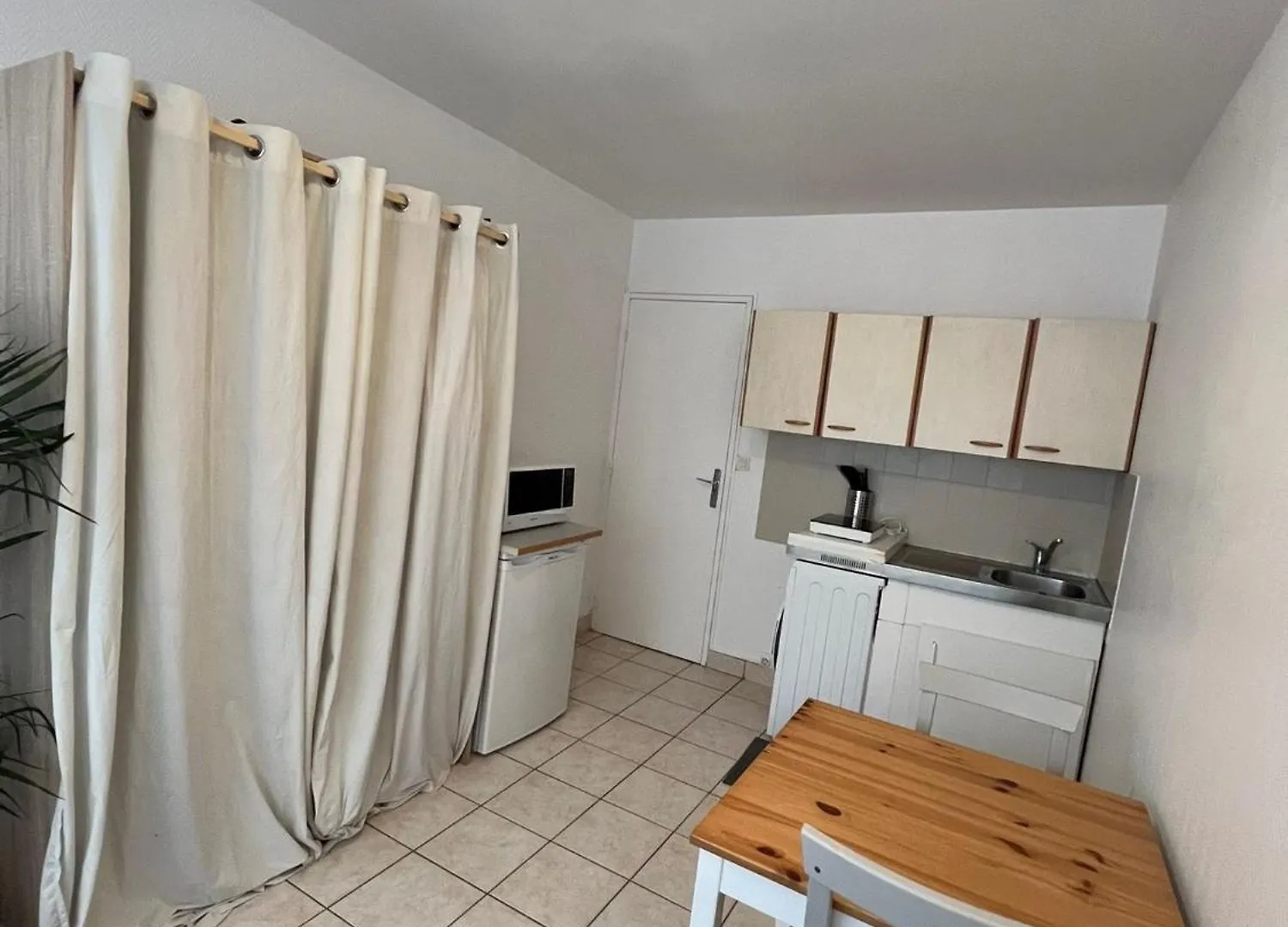 Studio Paris 20E 0*,  France